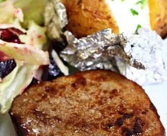 Domácí lučina (s pečenou bramborou, hovězím steakem a salátem s pečenou řepou)