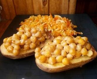 Pieczone ziemniaki faszerowane ciecierzycÄ… w maĹ›le orzechowym