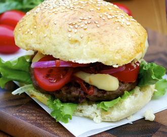 Parmigiano Reggiano Hamburger with Smoked Scamorza Cheese and Sun-Dried Tomatoes