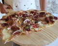 Pizza med Tallegio, betor, fikon, hasselnötter och Mangalica-skinka