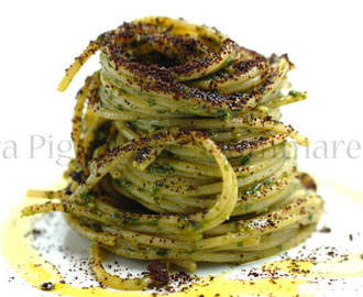 Spaghetti semi-integrali con polvere di pomodoro e pesto di basilico e mandorle
