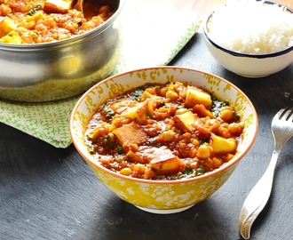 Quick Vegetarian Curry with Chickpeas and Paneer