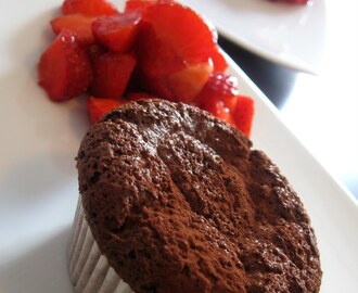 Mousse au Chocolat - Muffins mit Erdbeeren