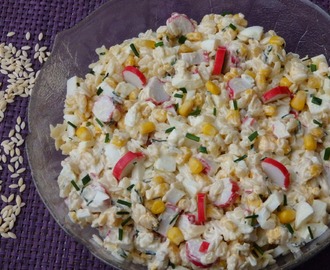 Sałatka z paluszkami krabowymi i makaronem w kształcie ryżu
