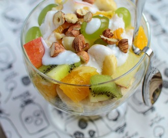 Sałatka owocowa z jogurtem i orzechami