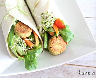Falafel – Wraps mit Kichererbsenbällchen, roten Linsen und Sesamsauce (vegan)