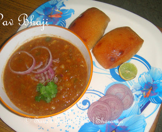 Pav Bhaji / Bread served with Spicy Vegetable Gravy