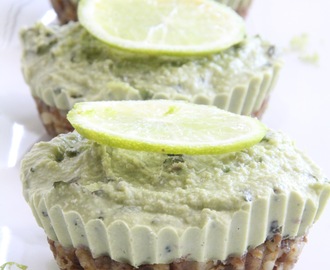 Green-Lightning: Limetten-Minze Cheesecake-Törtchen mit Matcha (roh-vegan)