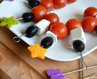 Koreczki na imprezę z oliwkami, serem feta i pomidorkami