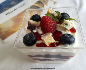 Coppette con yogurt greco e Bluedessert ai Frutti di Bosco
