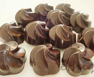 RAW čokoládové bonbóny s lískooříškovou náplní