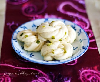 Flower roll / flower bun with spring onion 葱花卷