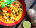 Herzhaftes Süßkartoffel-Curry mit Kokosmilch & gemischten Veggies