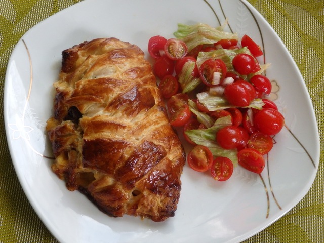 Kurczak nadziewany pieczarkami zapiekany w cieście francuskim