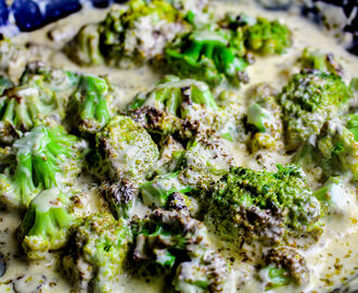 Brie och gräddkokt broccoli med vitlök
