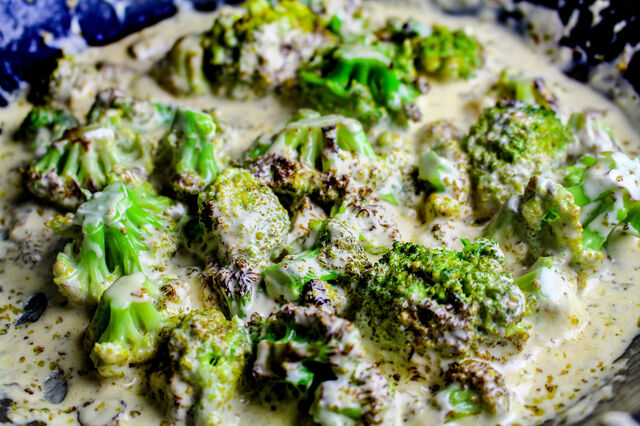 Brie och gräddkokt broccoli med vitlök