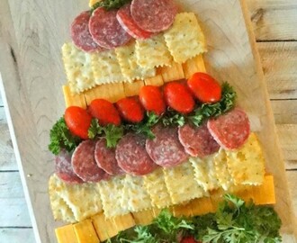 Easy Holiday Party Appetizers: Cheese, Cracker and Sausage Christmas Tree