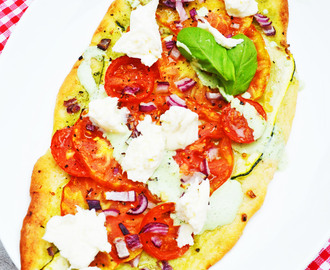 Knusprig, aromatisch, gut! Tomaten – Zucchini – Flammkuchen mit Basilikumsauerrahm
