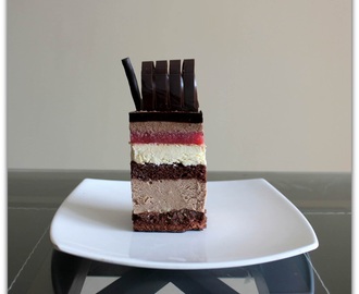 "Март": Шоколадно-клубничное пирожное с лесным орехом и ванильным крем-брюле