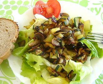 Toplo - hladna salata od tikvice, paprike, šampinjona i endivije