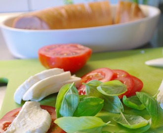Ugnsstekt korv med mozzarellaost och tomater