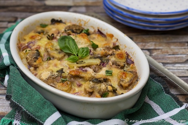 Kartoffel-Pilze Auflauf/ Potato-mushroom casserole