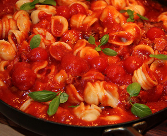 Små öron i tomat & baconsås med massor av riven parmesan
