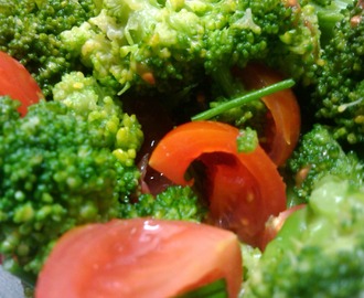 Brokolicový salát s rajčaty inspirovaný Jamie Oliver