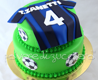 Torta decorata a tema calcio: pallone e maglietta dell'Inter in pasta di zucchero