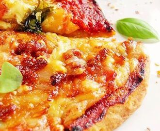 Pizza z czerwonym pesto na cienkim cieście z mąką żytnią