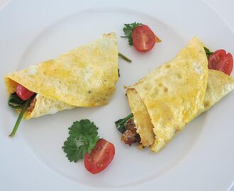 Koolhydraatarme omelet met kipfilethaasje en spinazie