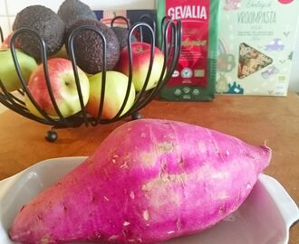 Vegan - bakad sötpotatis med ' ostig ' avokadokräm