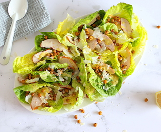 Caesar salade met kikkererwten en gerookte kip