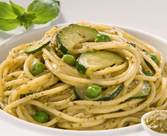 Spaghetti med Pesto alla Genovese, zucchini och ärtor