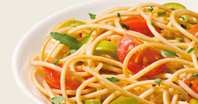 Spaghetti med cocktailtomater, rucolasallad och gröna oliver