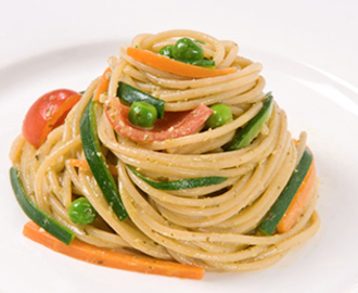 Vår-inspirerad spaghetti fullkorn med Pesto alla Genovese