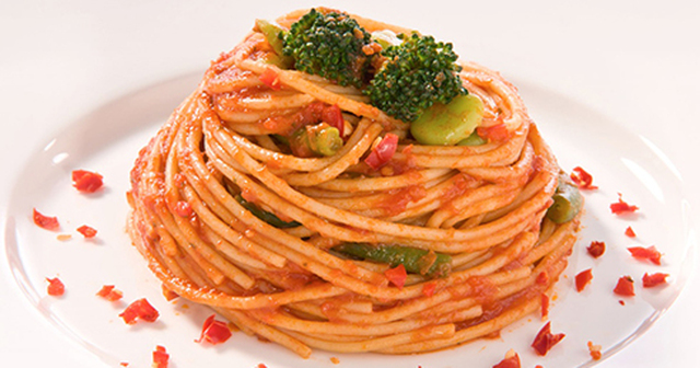 Spaghetti fullkorn med Arrabbiata (chili)sås och kryddiga gröna grönsaker