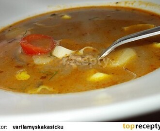 Gulášová polévka  z mletého  hovězího  masa a hub
