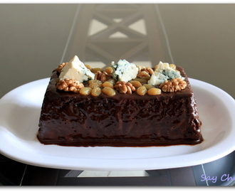 Шоколадный кекс с грецкими орехами и голубым сыром