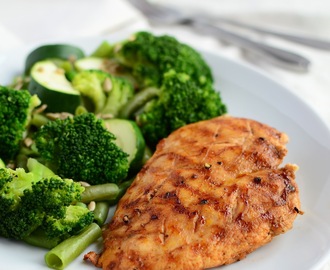 Obiad w 20 minut: Grillowana pierś z kurczaka z warzywami z parowaru