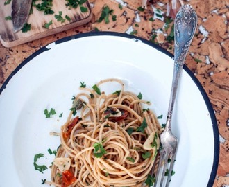 Szybkie spaghetti z natką, czosnkiem i suszonymi pomidorami