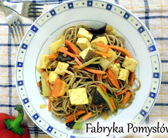 Makaron soba z tofu i warzywami