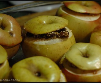 Pieczone jabłka z bakaliami - szybki pomysł na pyszny jesienny deser