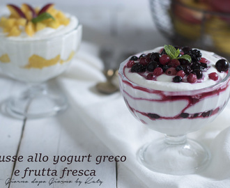 Mousse con yogurt greco e frutta fresca