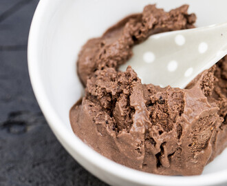 Čokoládová zmrzlina s hruškou a fíky