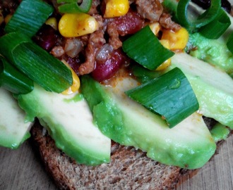 Tosty z sosem meksykańskim i awokado – pomysł na zdrową kolację