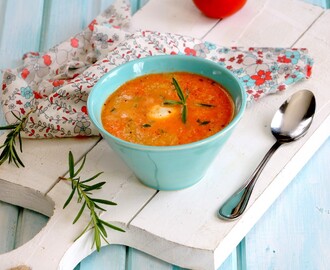 Soupe aux tomates, abricots séchés et romarin