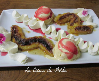 Plátanos al Kirsch con nata y helado