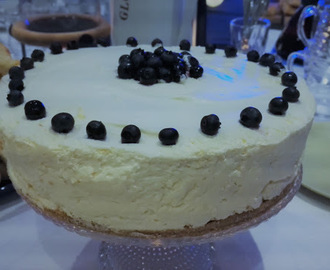 Valkosuklaa-mustikkajuustokakku - sinistä ja valkoista itsenäisyyspäivän juhliin