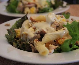 Salada fria de massa com frango e molho de mostarda especial